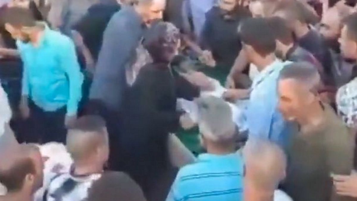  Pewien mężczyzna, który został uznany za martwego, obudził się w trakcie ceremonii pogrzebowej.