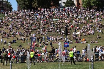 Ściągnęły tłumy. Polacy przyszli obejrzeć wielki pokaz w stolicy