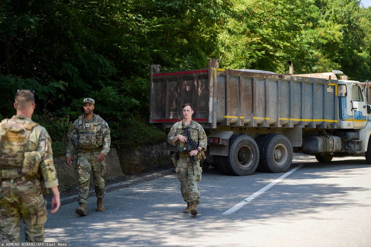 Żołnierze NATO służący w Kosowie patrolują teren obok barykady drogowej ustawionej przez Serbów w pobliżu miejscowości Zubin Potok.
