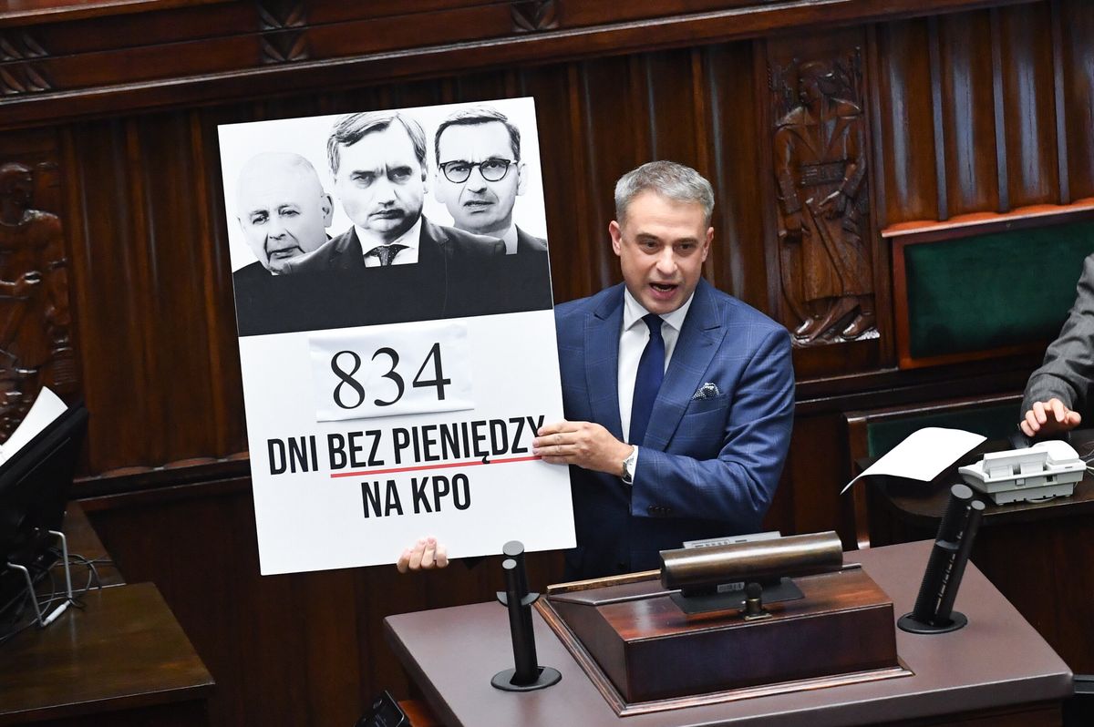 Krzysztof Gawkowski przemawia na sali obrad Sejmu