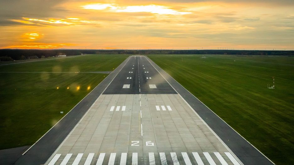 Maszyna Tecnam P2006T podczas ćwiczeń na bydgoskim lotnisku wylądowała na pasie bez podwozia. 