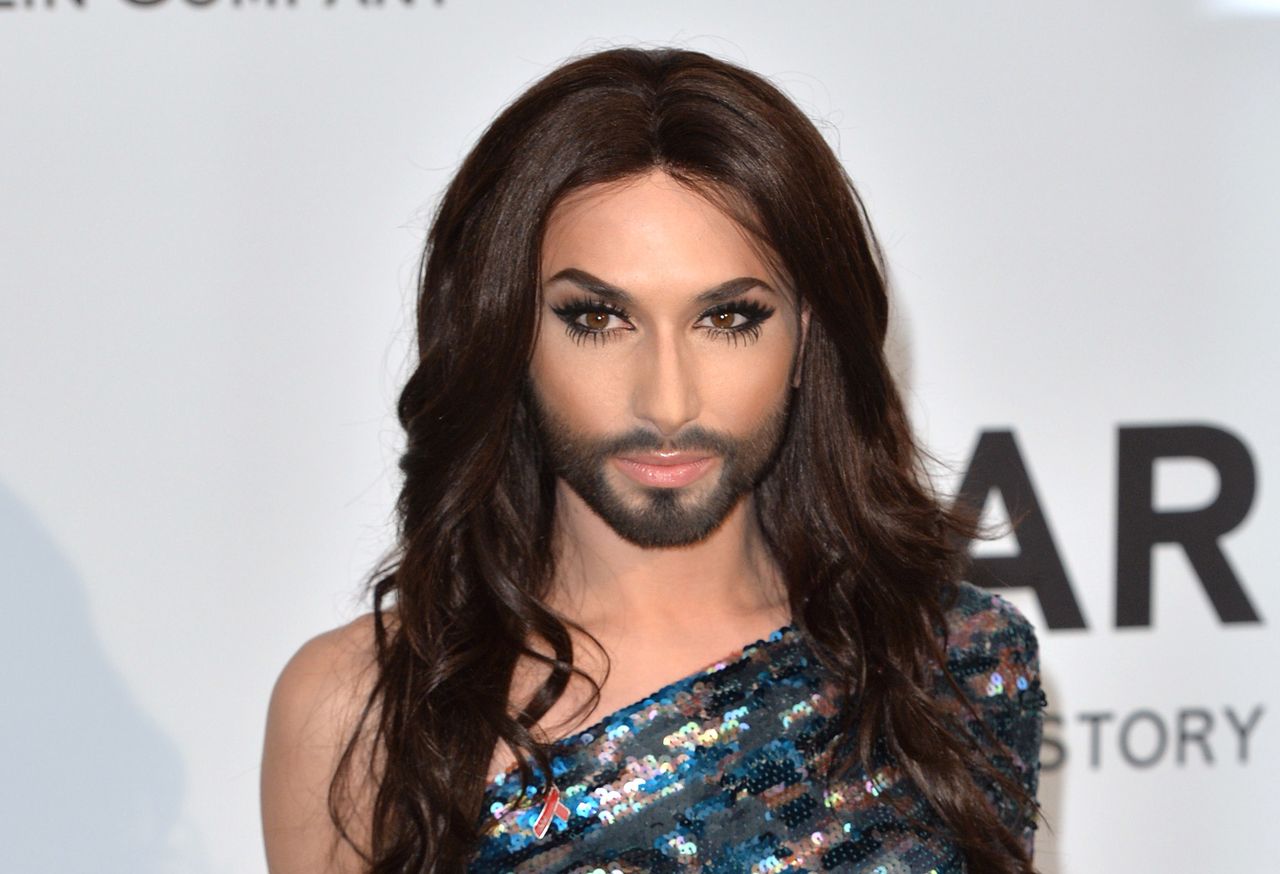 Conchita Wurst przeszła metamorfozę. W krótkich włosach jest nie do poznania