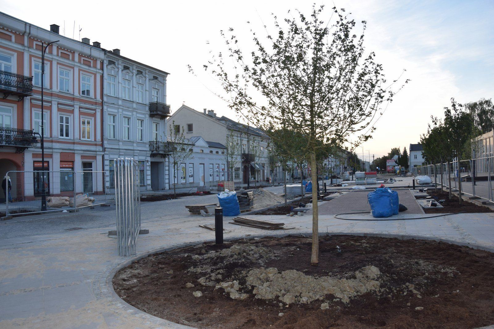 Drzewa zastąpiły beton w centrum Zduńskiej Woli. To już każdy widzi