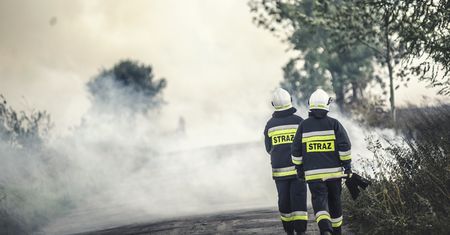 Duży pożar budynku pod Łęczycą. Trwa akcja służb!