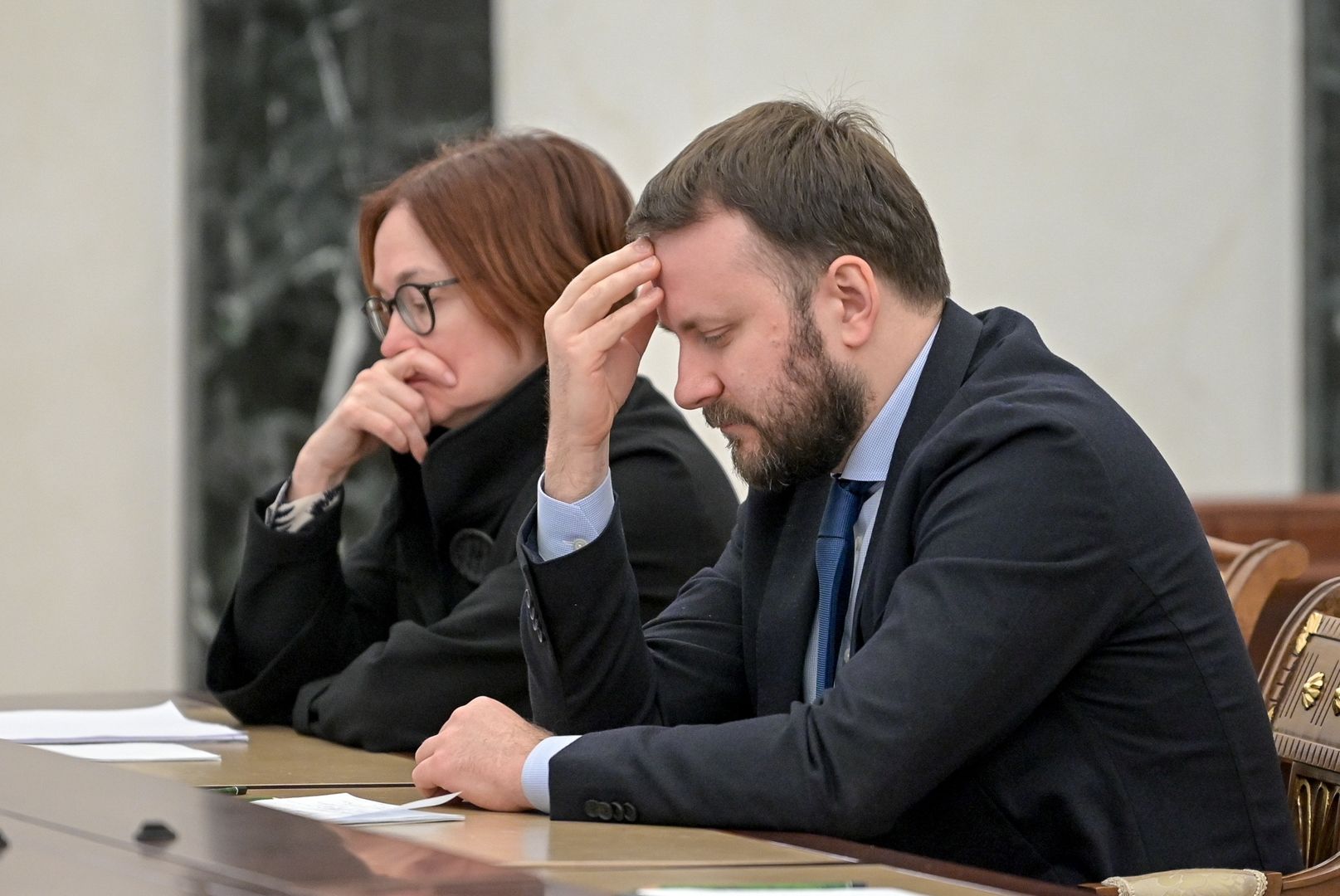 Doradca prezydenta Rosji Maxim Oreszkin i prezes rosyjskiego banku centralnego Elwira Nabiullina na spotkaniu poświęconym kwestiom gospodarczym, zorganizowanym przez Władimira Putina na Kremlu, 28 lutego. 