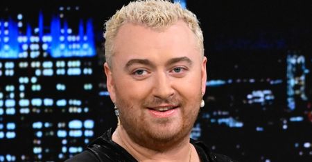 Sam Smith szokuje awangardową stylizacją, pokazując pośladki na lotnisku. Internauci: "PRZESADA" (ZDJĘCIA)