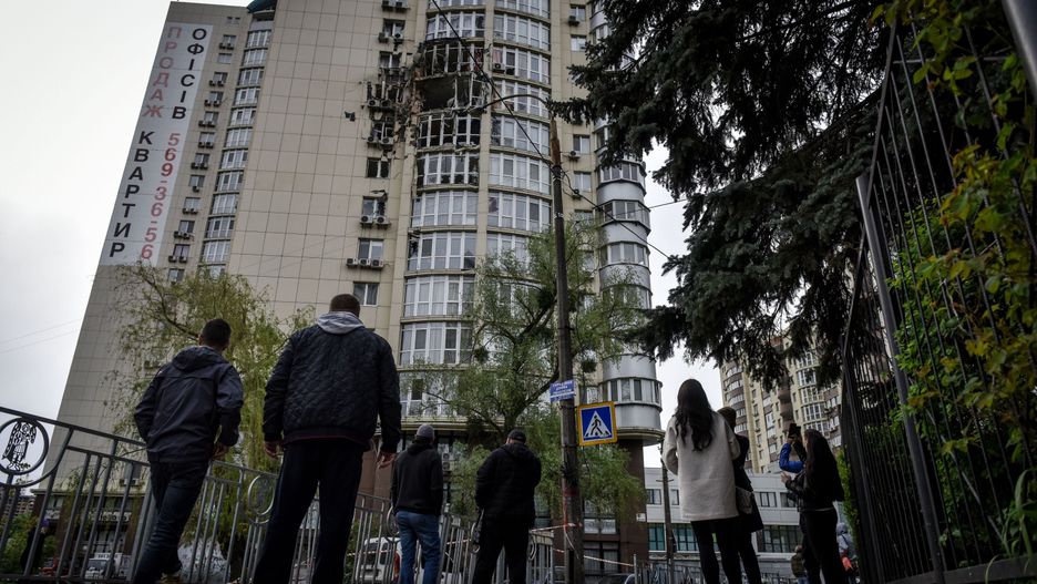 Apartment building damaged by Russian drone in Kyiv
epa10614993 People look at an apartment block that was damaged by the debris of a Russian drone explosion in Kyiv, Ukraine, 08 May 2023. Russian troops entered Ukrainian territory in February 2022, starting a conflict that has provoked destruction and a humanitarian crisis.  EPA/OLEG PETRASYUK 
Dostawca: PAP/EPA.
OLEG PETRASYUK