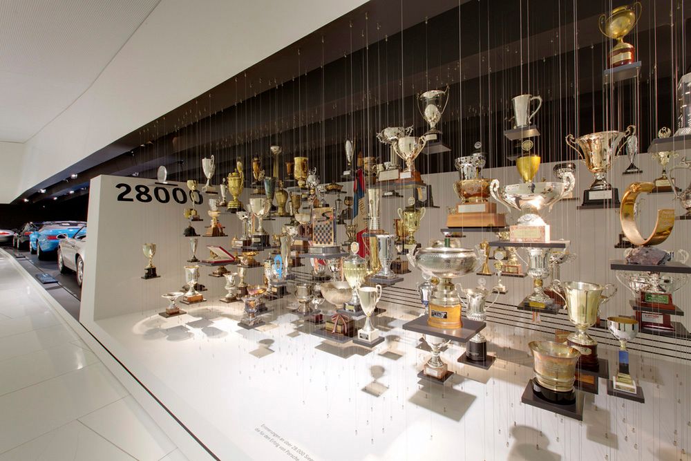 Eksponaty Porsche Museum - nagrody zdobyte przez Porsche