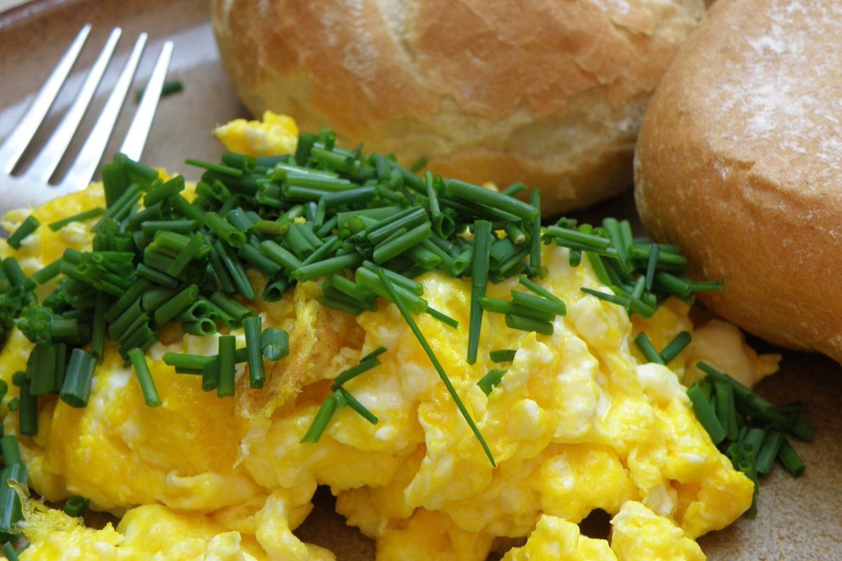 How to make creamy scrambled eggs without dairy?