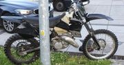 Nastolatkowie na motocyklach uciekali przed policją. Jeden z nich potrącił funkcjonariusza