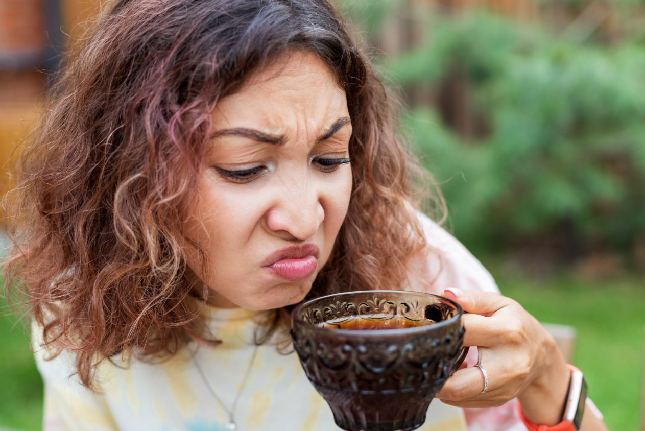 Gorzki smak w ustach może być powiązany z kandydozą jamy ustnej lub refluksem żołądkowo-przełykowym. 