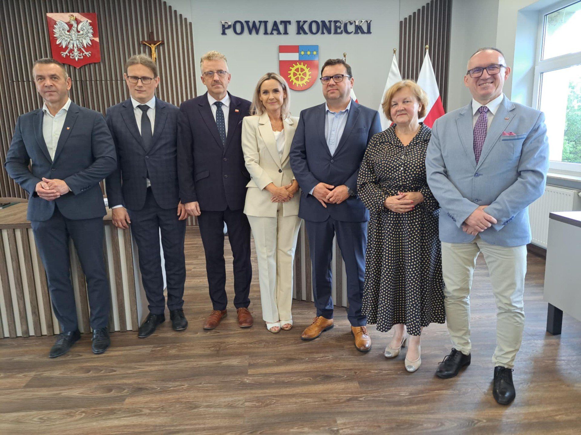 Podpisanie umowy na usunięcie toksycznych odpadów ze Stąporkowa. Od lewej: Członek zarządu powiatu Wojciech Owczarek, burmistrz Jarosław Młodawski, starosta Grzegorz Piec, skarbnik powiatu Agnieszka Niebudek, dyrektor Marcin Misztal, członkowie zarządu powiatu Danuta Leśniewicz i Dariusz Banasik