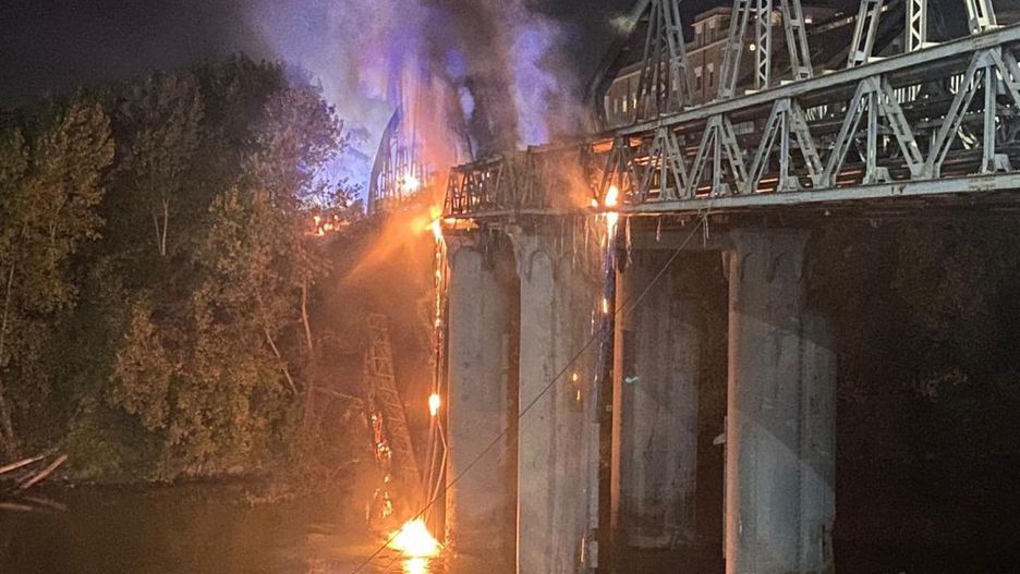 Rzym. Zabytkowy most stanął w ogniu 