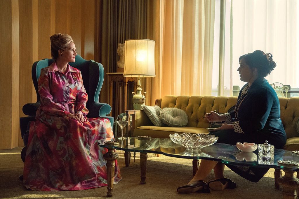 Martha Mitchell (Julia Roberts) i Winnie (Allison Tolman) © 2021 Warner Bros. Entertainment Inc. & Lions Gate Television Inc. All rights reserved.