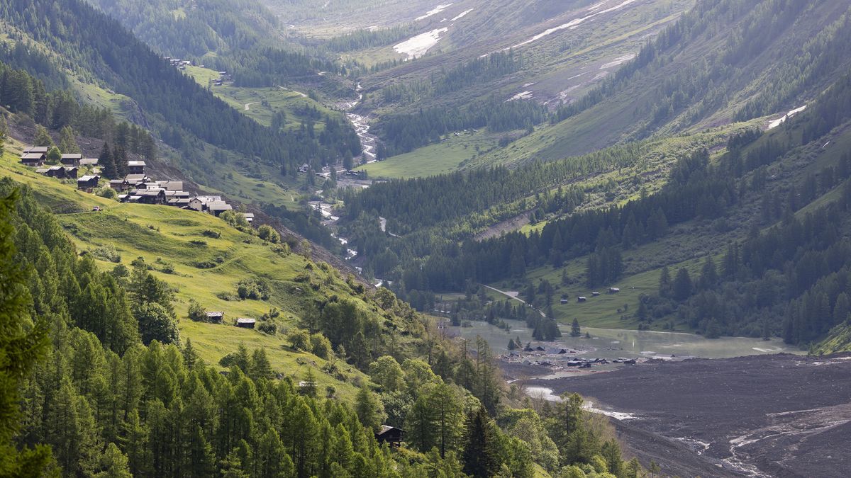 Check dams have been set up on the water from the Lonza river that flows over the mud and stone, after the formation of a lake on the last houses of the village of Blatten, Switzerland, 01 June 2025. A large part of the Blatten village, located in the Loetschental Valley in the canton of Valais, was buried under masses of ice, mud, and rock on 28 May after several million cubic meters of rock fell from the Kleines Nesthorn mountain above the village, resulting in the collapse of the Birch Glacier. EPA/CYRIL ZINGARO Dostawca: PAP/EPA.