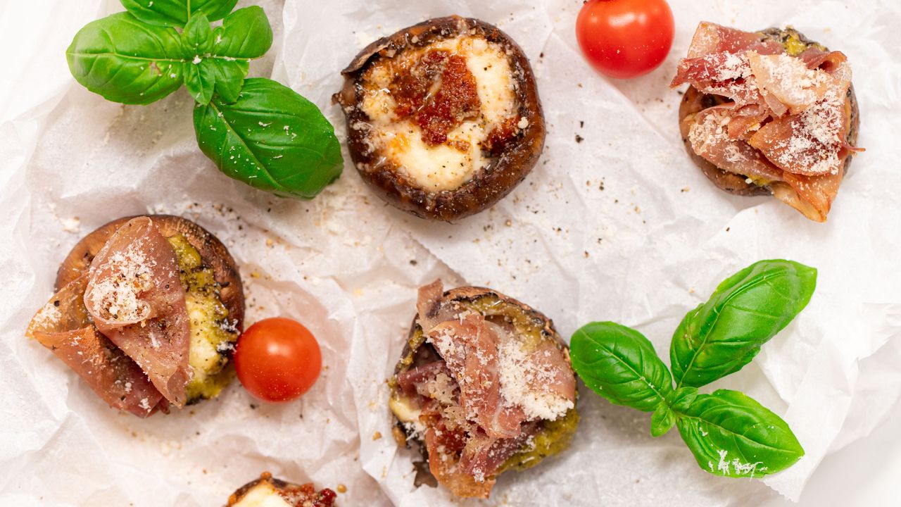 Czerwone czy zielone? Poznaj nasz przepis dnia na faszerowane pieczarki z grilla