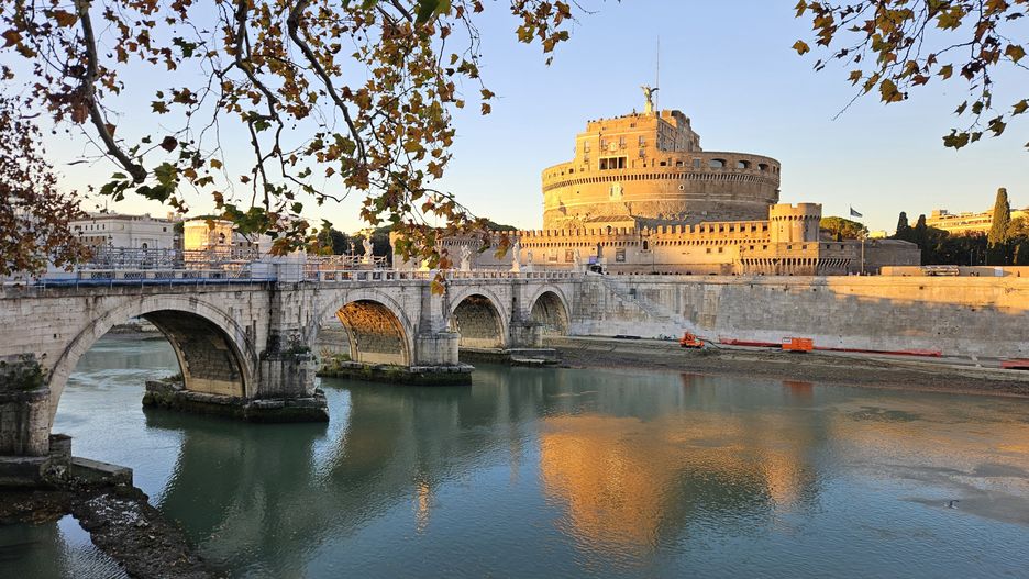 Zamek Św. Anioła najpiękniej wygląda z przeciwnego brzegu Tybru