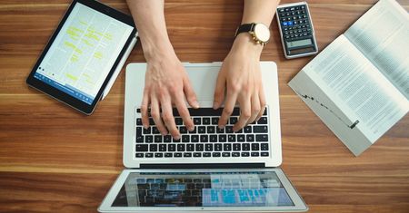 Siedzisz na Facebooku podczas home office? Pracodawcy to nie interesuje. Patrzy na coś innego