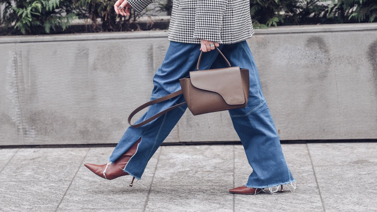 Elegancka kobieta w szerszych spodniach i butach na obcasie
