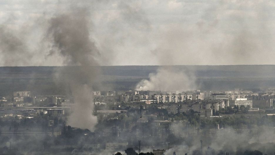 Wojna w Ukrainie - sytuacja w DonbasieTOPSHOT Smoke and dirt rise from shelling in the city of Severodonetsk during fight between Ukrainian and Russian troops in the eastern Ukrainian region of Donbas on June 7, 2022. (Photo by ARIS MESSINIS / AFP)ARIS MESSINIS