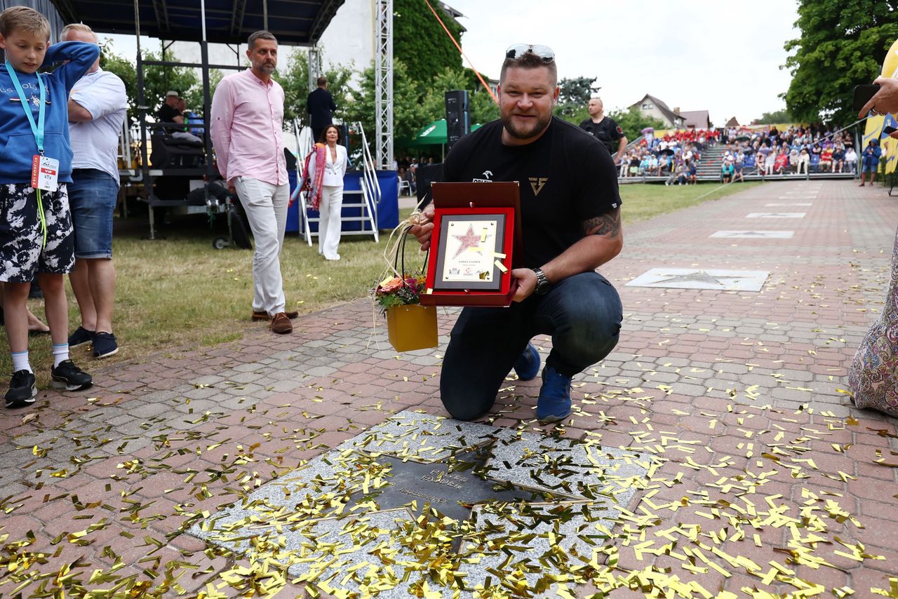 Paweł Fajdek podczas ceremonii odsłonięcia gwiazd w Alei Gwiazd Sportu we Władysławowie