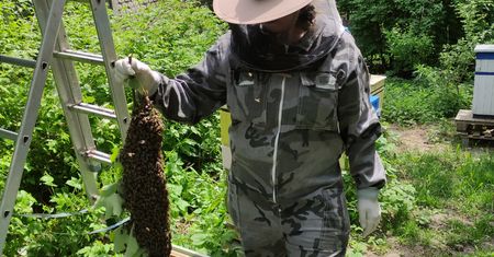 Jest pszczelarzem. Pokazał, jak naprawdę wygląda jego praca