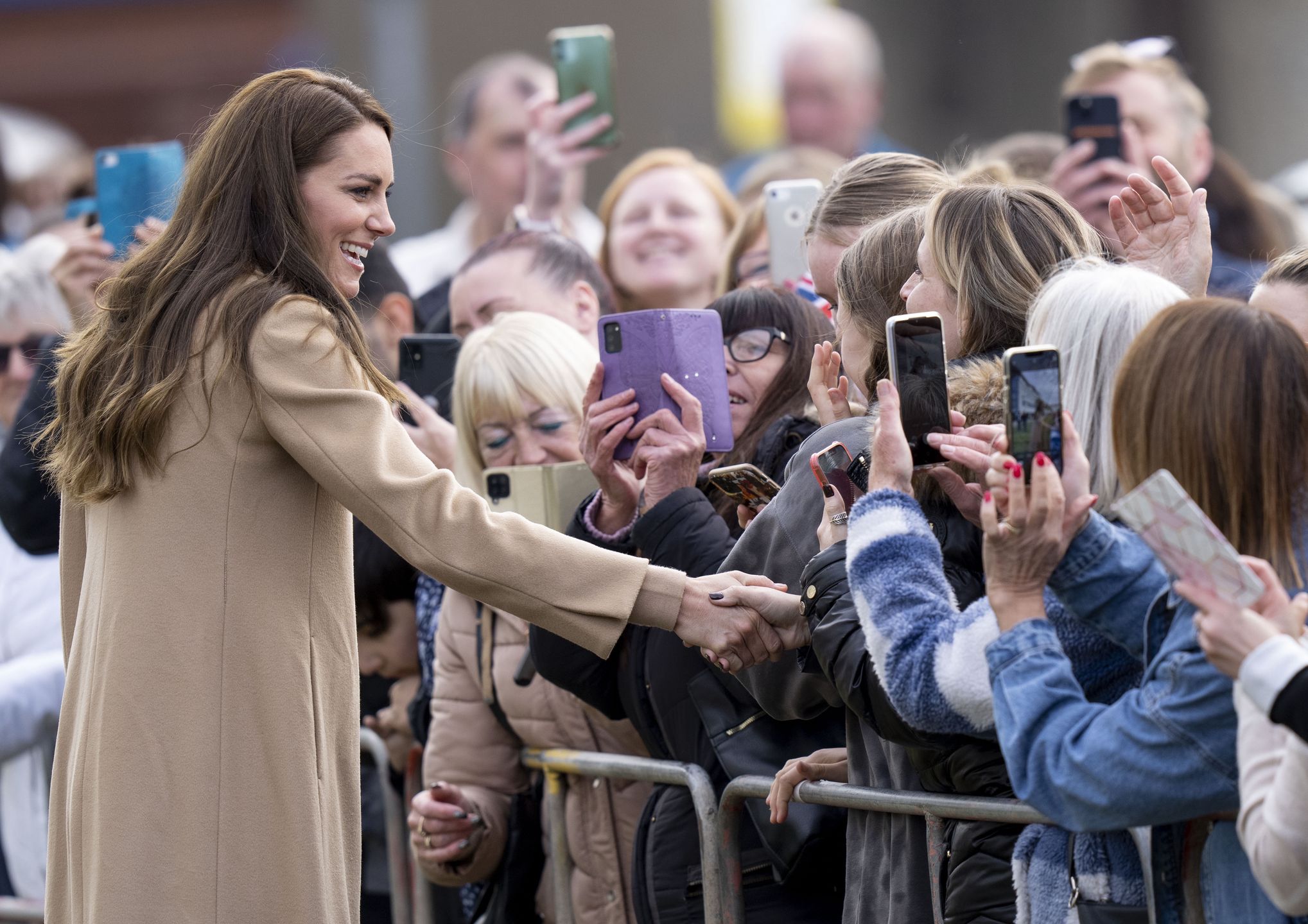 Szykowna Kate Middleton w kamelowym "total looku" dba z księciem Williamem o zdrowie psychiczne brytyjskiej młodzieży