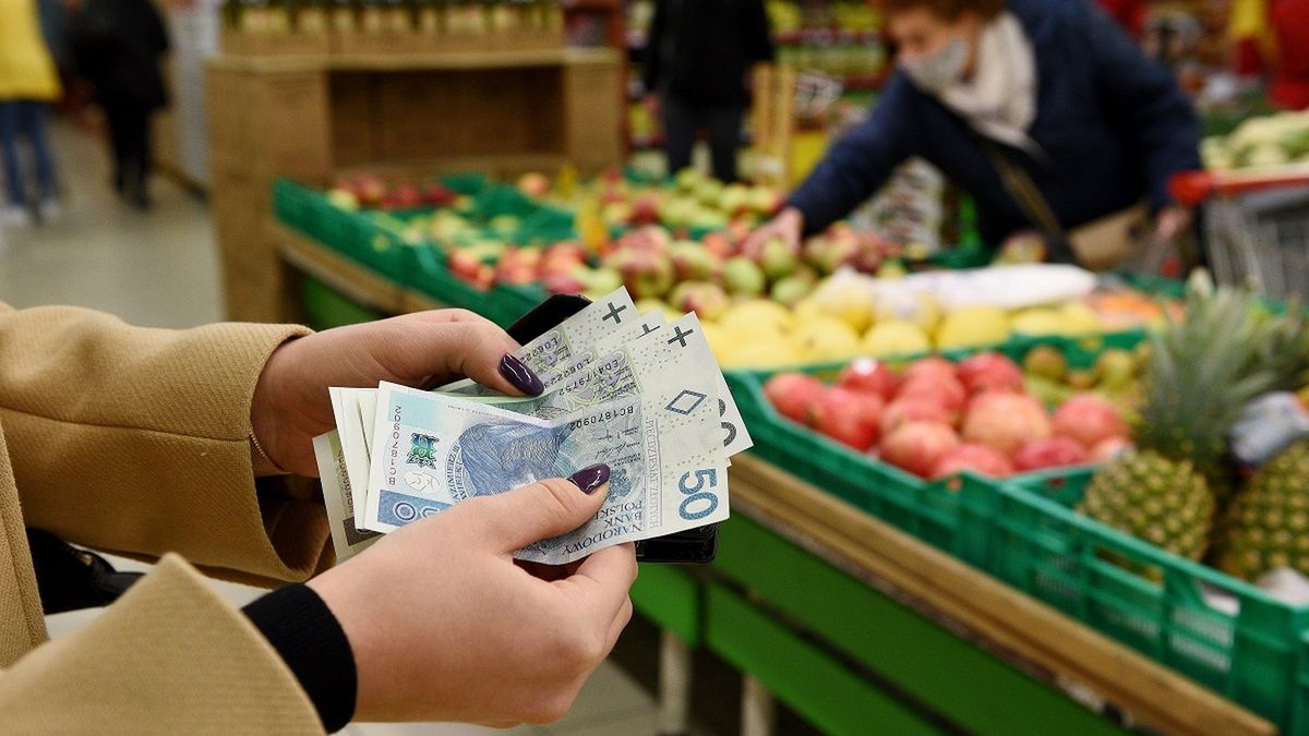 Pandemia chwieje rynkiem warzyw i owoców. W sklepach widać lekki spadek cen