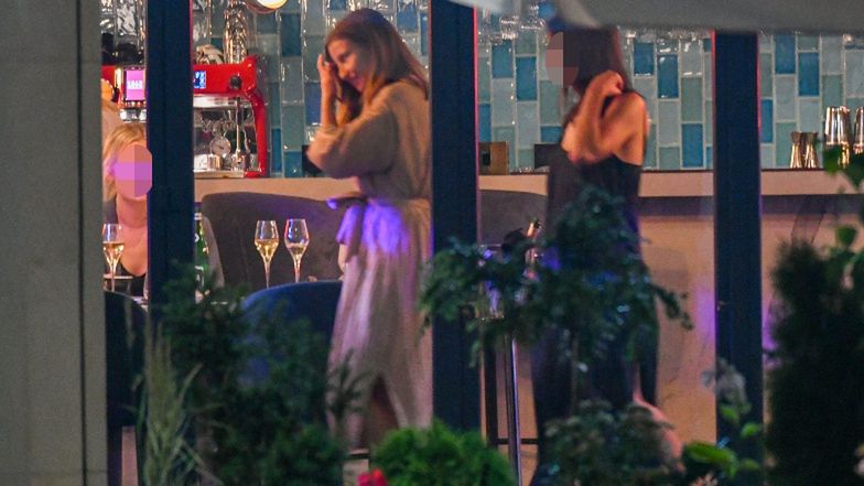 Julia Wieniawa w restauracji ze świeżymi owocami morza