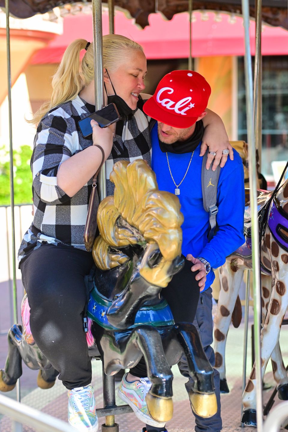 Mama June czule karmi swojego CHŁOPAKA KRYMINALISTĘ i jeździ z nim na karuzeli