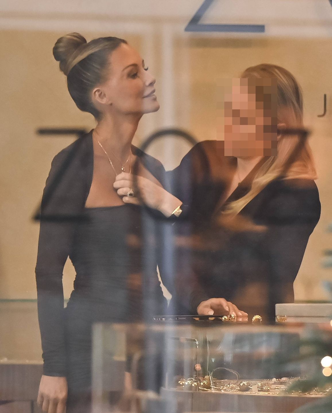 Odpicowana Małgorzata Rozenek pędzi do jubilera