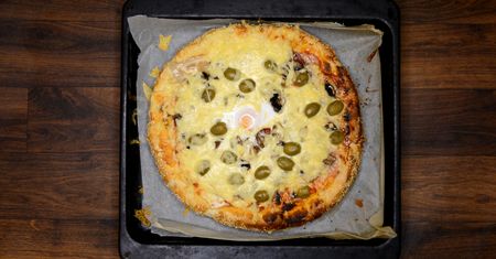 Prosty przepis na domową pizzę. Idealne danie w 15 minut