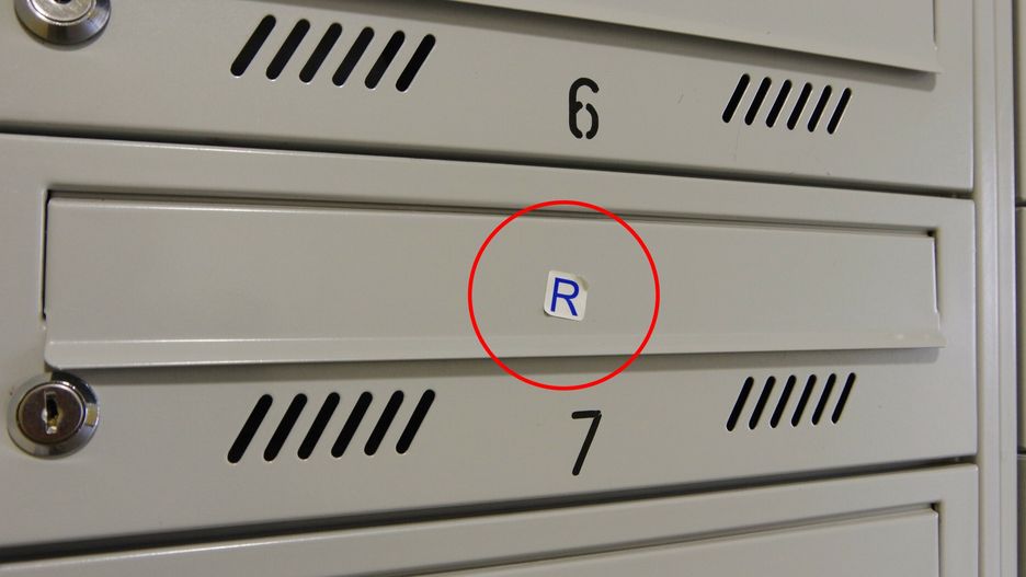 Litera "R" na skrzynce ma konkretne znaczenie
