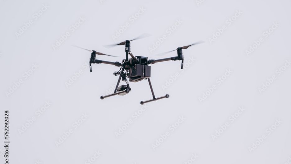  Policyjny dron nad miastem