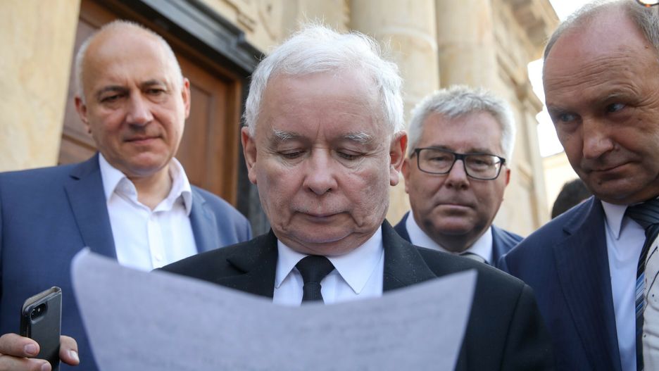 Jarosław Kaczyński, za nim Ryszard Czarnecki