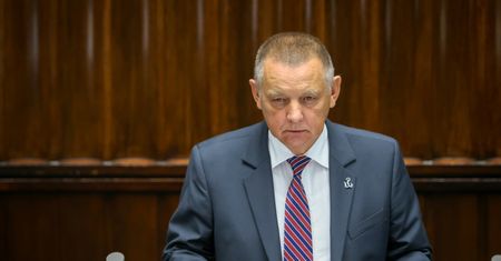 Banaś uderzył w rząd. Teraz posłowie pokazali mu czerwoną kartkę