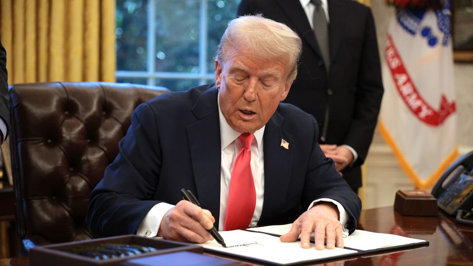WASHINGTON, DC - FEBRUARY 25: U.S. President Donald Trump signs an executive order in the Oval Office at the White House on February 25, 2025 in Washington, DC. Trump signed an executive order on price transparency requirements for the health care industry. (Photo by Alex Wong/Getty Images)