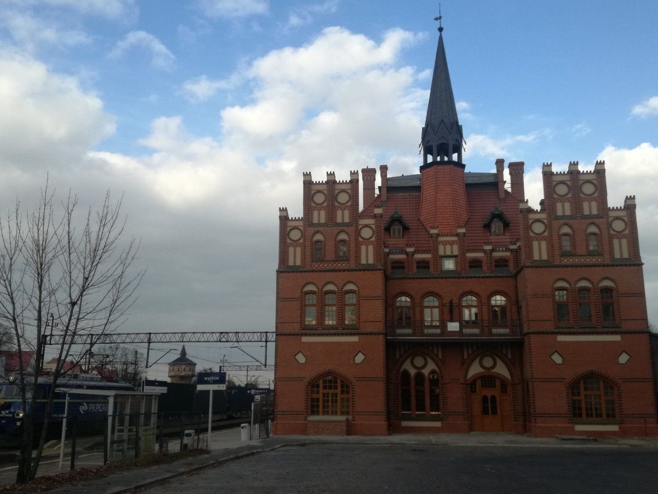 Dworzec kolejowy w Nowych Skalmierzycach