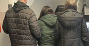 Mały chłopiec na mrozie w koszulce z krótkim rękawem. Opiekunowie spali pijani