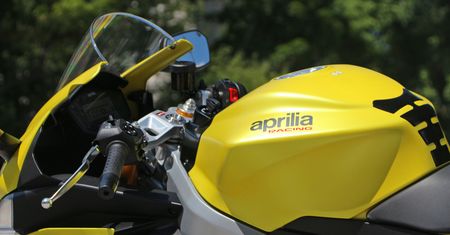 Duży motocykl na kategorię B. Aprilia szykuje model z dwoma kołami z przodu