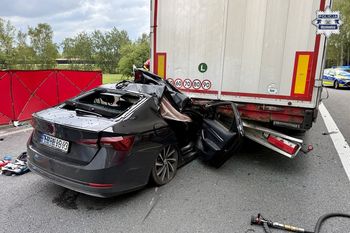 Groźny wypadek na S1. 27-latek wjechał w naczepę ciężarówki i trafił do szpitala w ciężkim stanie