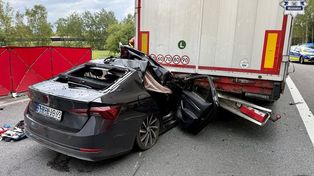Groźny wypadek na S1. 27-latek wjechał w naczepę ciężarówki i trafił do szpitala w ciężkim stanie