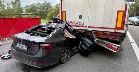 Groźny wypadek na S1. 27-latek wjechał w naczepę ciężarówki i trafił do szpitala w ciężkim stanie