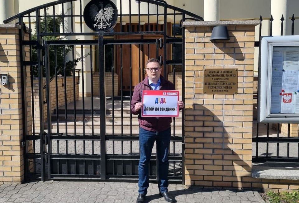 Kaliningrad. Protest pod polskim konsulatem w sprawie rzekomej rusofobii i odcięcia Rosjan od wiz 