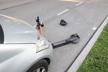 Rzozów: Wypadek w Rzozowie koło Krakowa. 17-latek jadący elektryczną hulajnogą wjechał wprost pod auto