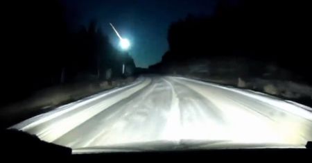 Ogromny, jasny meteor na nocnym niebie. Niezwykłe nagrania świadków z Rosji