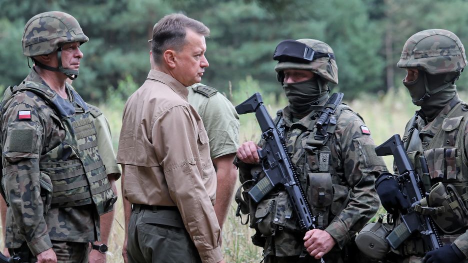 Kopczany, 23.08.2021. Minister obrony narodowej Mariusz Błaszczak (2L) oraz dowódca 16. Pomorskiej Dywizji Zmechanizowanej gen. Krzysztof Radomski (L) podczas konferencji prasowej przy pasie drogi granicznej na polsko-białoruskiej granicy w Kopczanach (gm. Lipsk), 23 bm. Minister Błaszczak poinformował o zaangażowaniu Wojska Polskiego w pomoc Straży Granicznej na granicy z Białorusią. (ar/amb) PAP/Artur Reszko