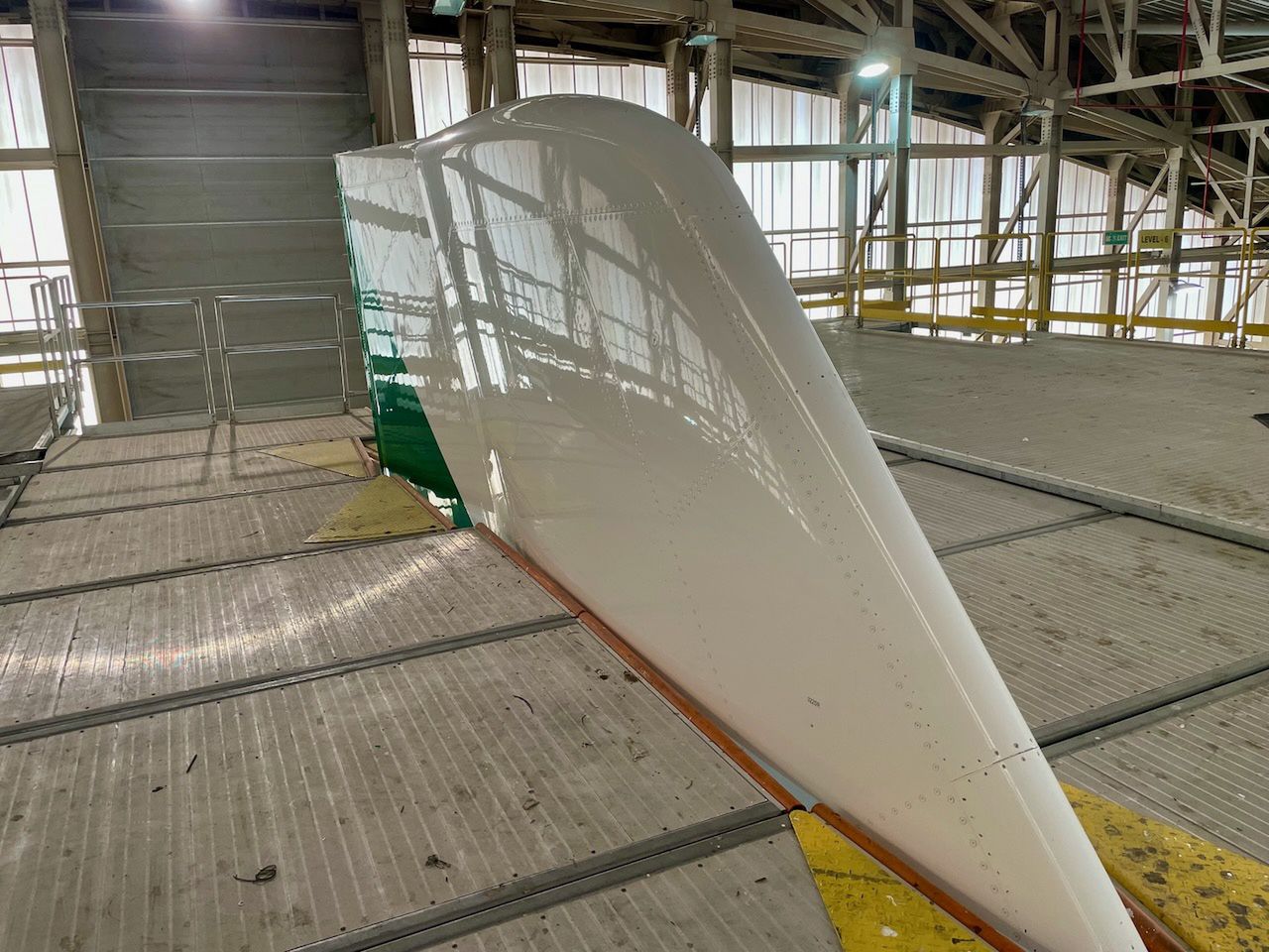 To najwyższa część statecznika pionowego Airbusa A380. Znajduje się około 8 pięter nad ziemią