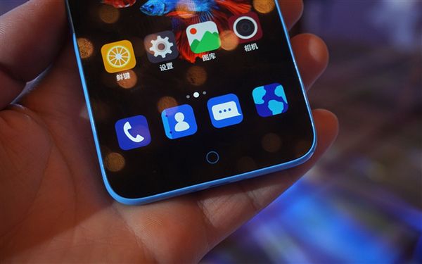 ZTE Blade A1 to jeden z najtańszych smartfonów z czytnikiem linii pailarnych 9