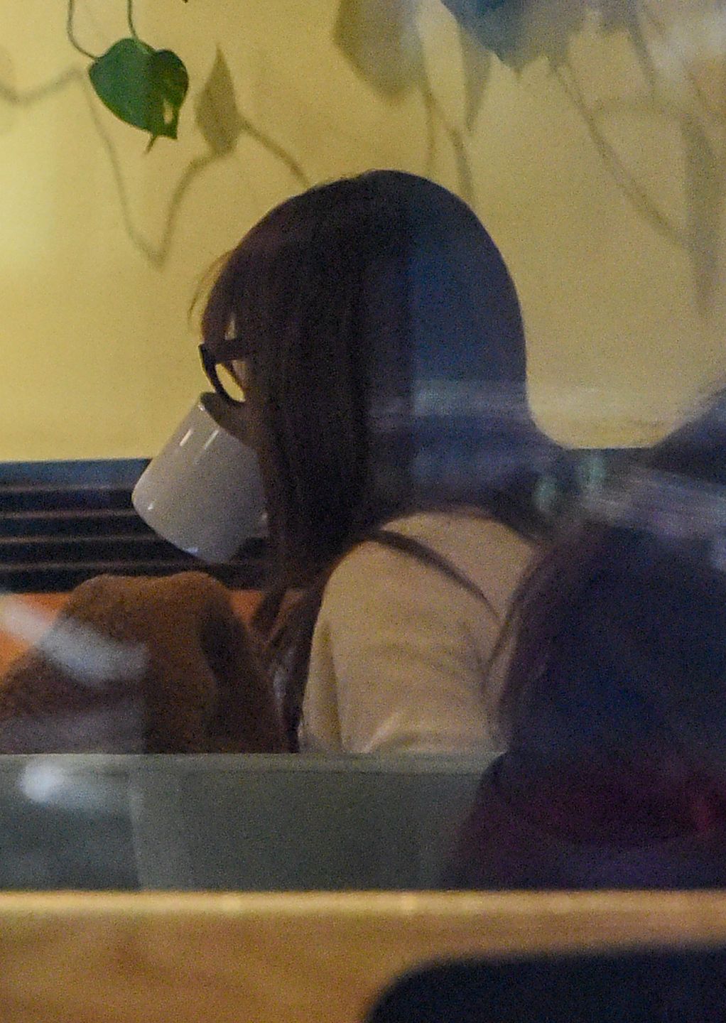 Wystylizowana Kinga Rusin robi rundkę po mieście